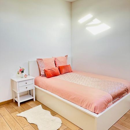 Jabeen'S House Bedroom 2 เบอซองส์ ภายนอก รูปภาพ