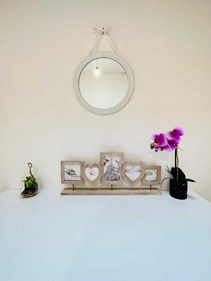 Jabeen'S House Bedroom 2 เบอซองส์ ภายนอก รูปภาพ