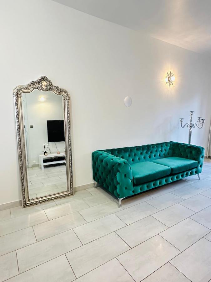 Jabeen'S House Bedroom 2 เบอซองส์ ภายนอก รูปภาพ