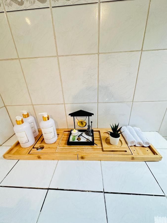 Jabeen'S House Bedroom 2 เบอซองส์ ภายนอก รูปภาพ
