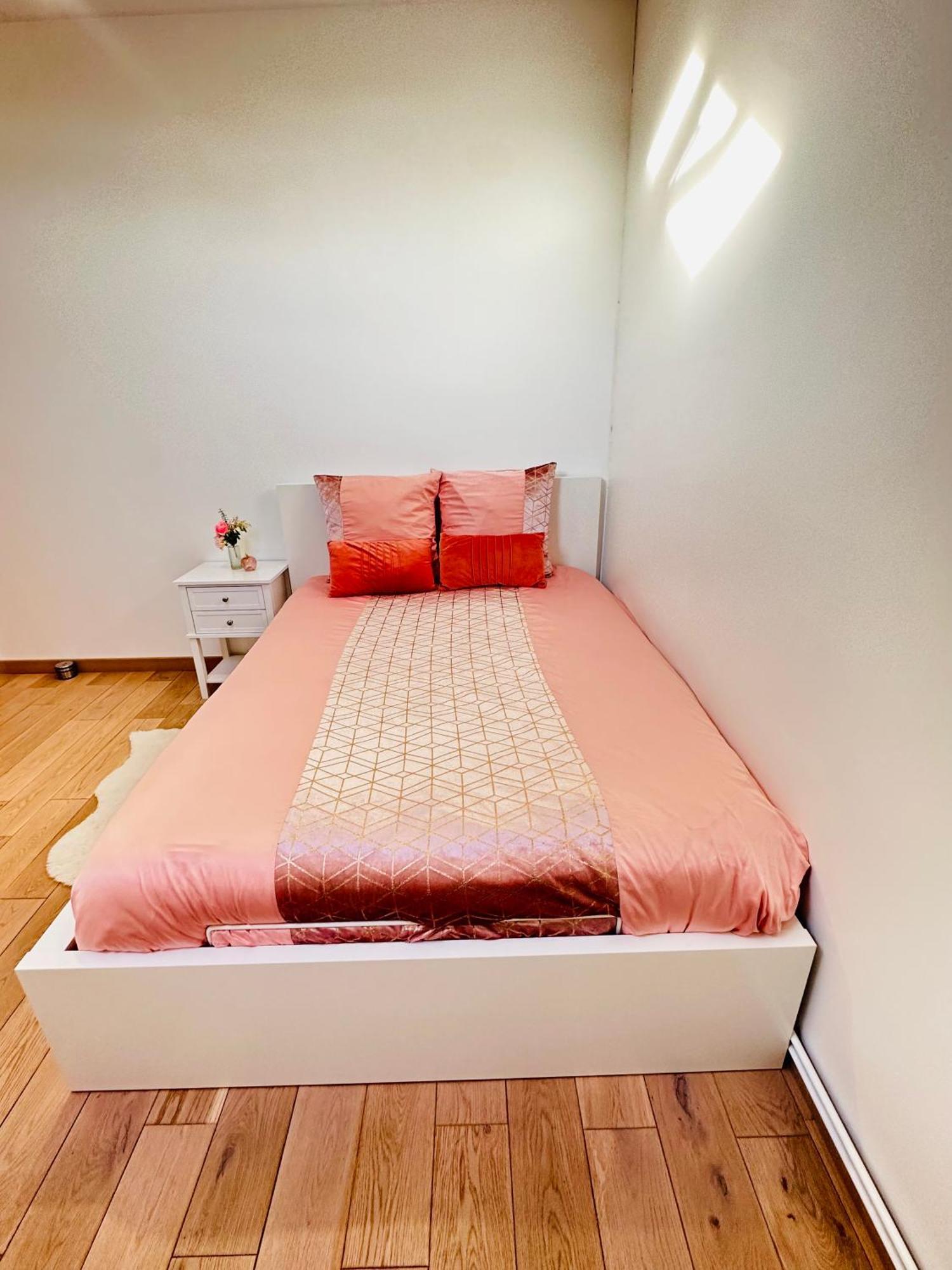 Jabeen'S House Bedroom 2 เบอซองส์ ภายนอก รูปภาพ