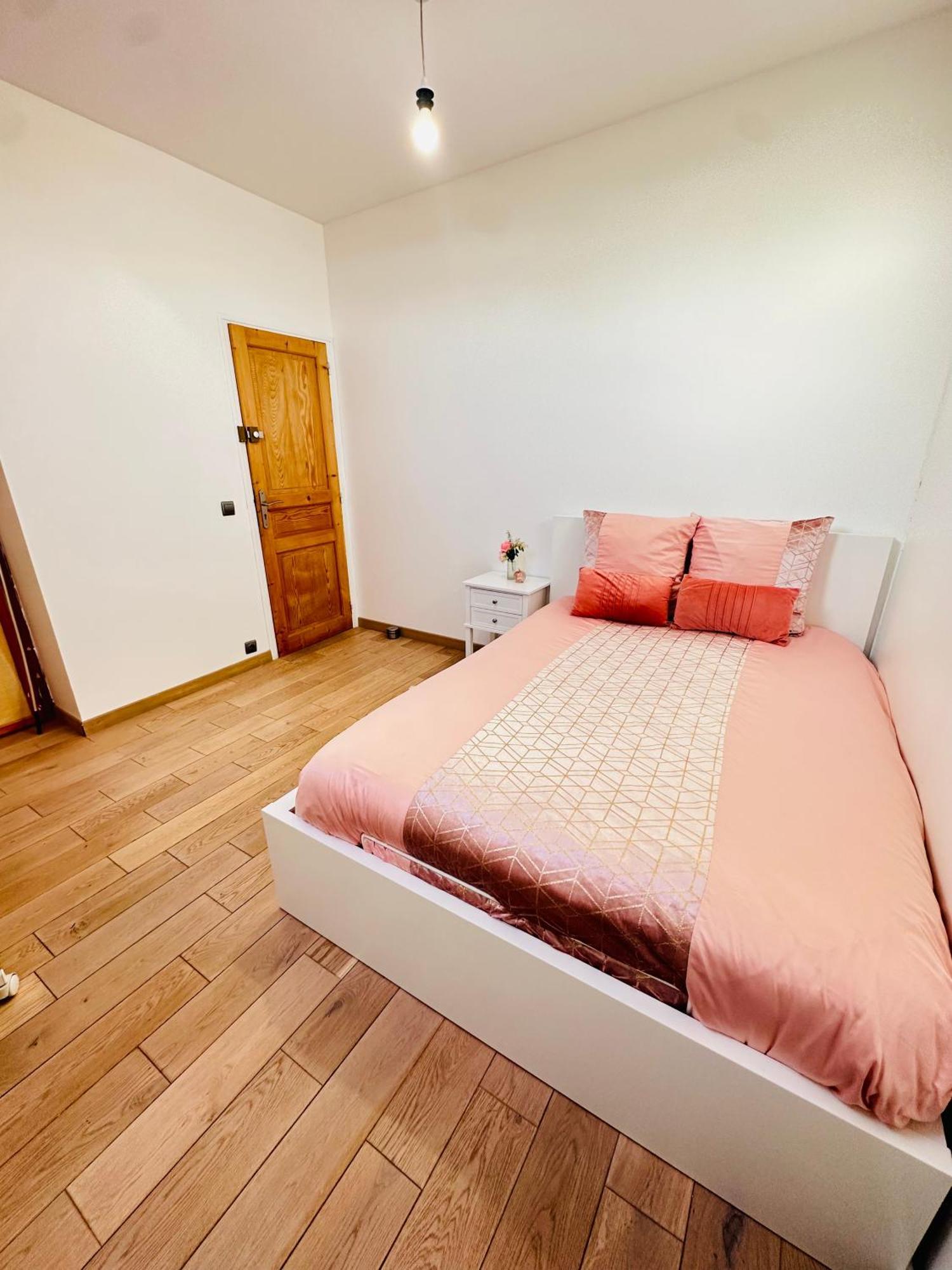Jabeen'S House Bedroom 2 เบอซองส์ ภายนอก รูปภาพ